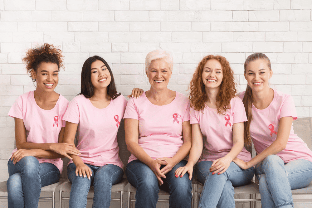 5 vrouwen met roze T-shirt tegen borstkanker