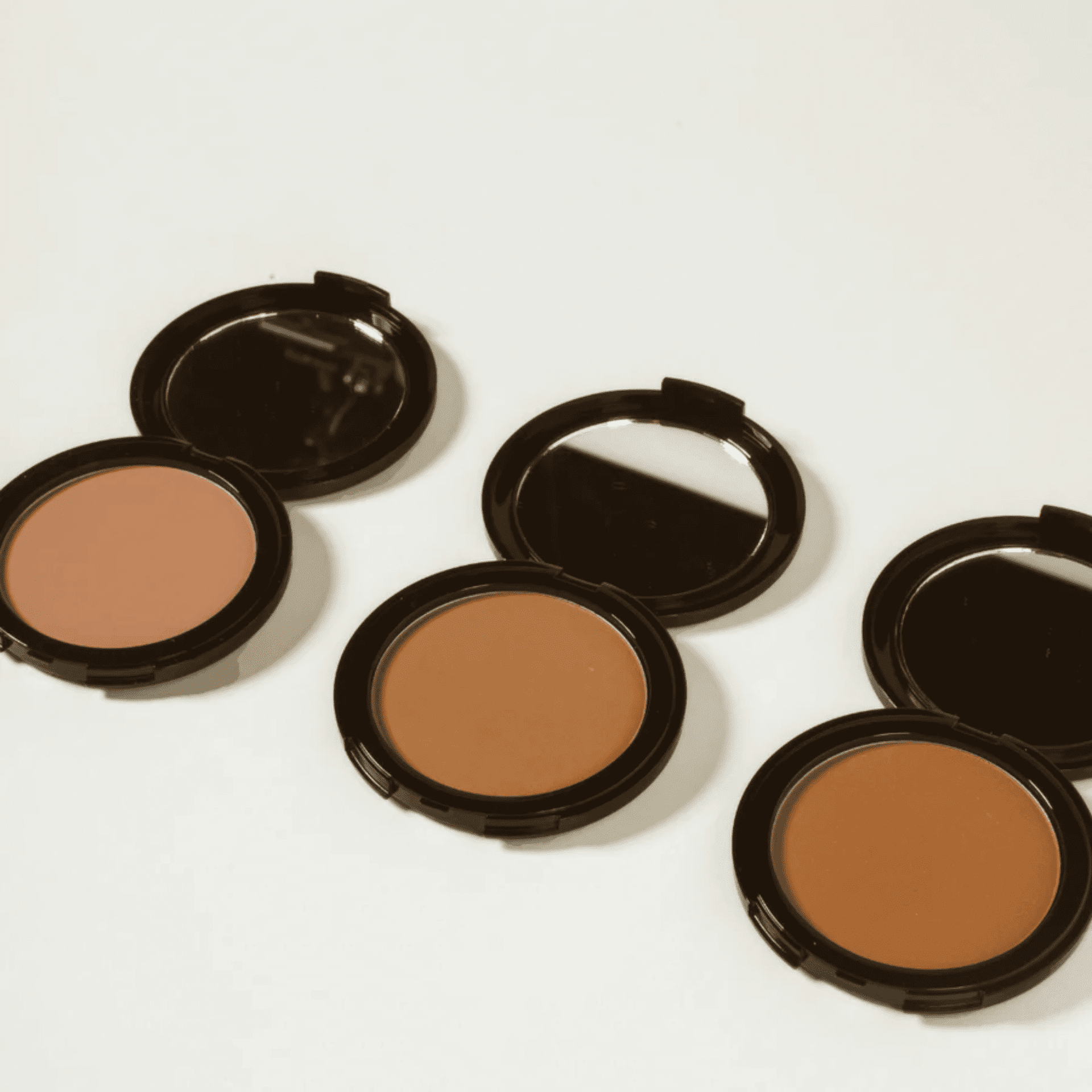 Couleurs de Noir Clear Skin Compact Bronzer Couleurs de Noir Clear Skin Compact Bronzer